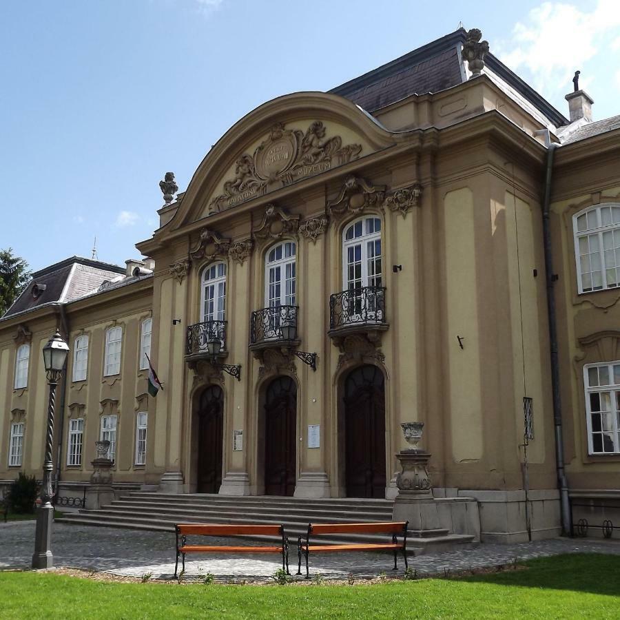 Tulipanvendeghaz Hotel Keszthely Exterior photo